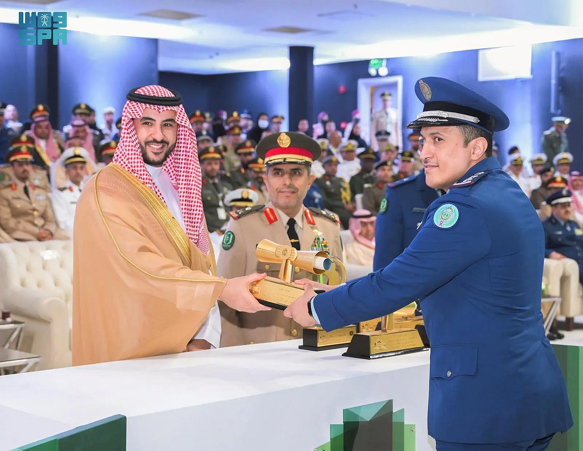 وزير الدفاع يرعى حفل تخريج دارسي جامعة الدفاع الوطني بوزارة الدفاع 2