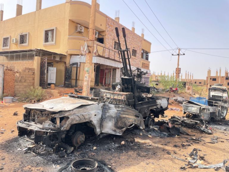 شاهد.. مقابر جماعية تتكشف بضاحية صالحة في أم درمان 2 سيارات قتالية محترقة في الطريق إلى صالحة