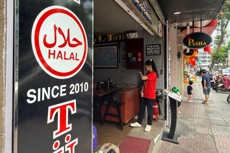 مسلمو فيتنام.. أقلية جذورها تاريخية وشعارها التسامح 13 مساجد هو تشي منه فيتنام مسلمون إسلام المصدر الجزيرة