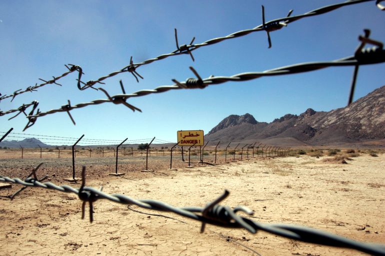 “اليربوع الأزرق”.. حين صنعت فرنسا مجدها النووي على أنقاض البشر والرمال الجزائرية 7 A "danger" sign and barbed wire are seen at a French nuclear test site in In-Ekker, near Ain Meguel, 170 km (106 miles) from the southern Algerian town of Tamanrasset February 16, 2007. France should apologise for atom bomb tests in its former colony Algeria which were an atrocious crime that harmed humans and the environment, an Algerian official said on Tuesday. Picture taken February 16, 2007. REUTERS/Zohra Bensemra (ALGERIA)