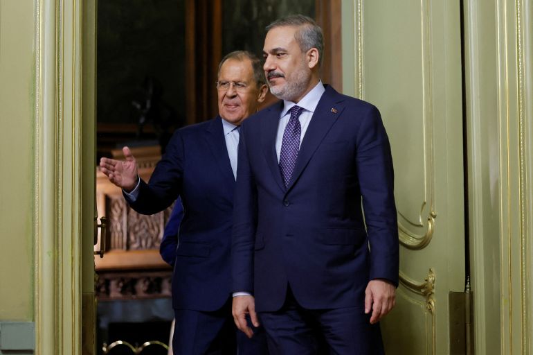 بعد تجاهل شرط انسحابها.. هل أقر الغرب بدور لروسيا في سوريا؟ 1 Russian Foreign Minister Sergei Lavrov and Turkish Foreign Minister Hakan Fidan arrive to hold a press conference in Moscow, Russia, August 31, 2023. REUTERS/Maxim Shemetov/Pool