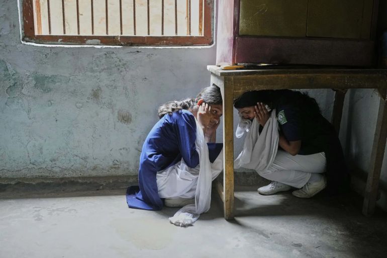 هل أنقذت إدارة ترامب العالم من كارثة نووية بين الهند وباكستان؟ 3 School students participate in a mock drill trained by civil defence members to respond in case of attack in Guwahati, India, Saturday, May 10, 2025 amid rising fears of wider conflict following India's strikes in Pakistan. Anupam Nath - AP