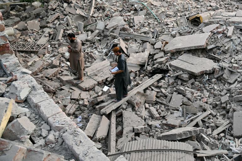 هل أنقذت إدارة ترامب العالم من كارثة نووية بين الهند وباكستان؟ 1 Locals stand on the debris of destroyed structures at the Government Health and Educational complex in Muridke about 30 kilometres from Lahore, on May 7, 2025, after Indian strikes. The death toll from Indian strikes on Pakistan has increased to eight, the country's military spokesman said on May 7, as India fired missiles at Pakistani territory and Islamabad vowed to "settle the score". (Photo by FAROOQ NAEEM / AFP)