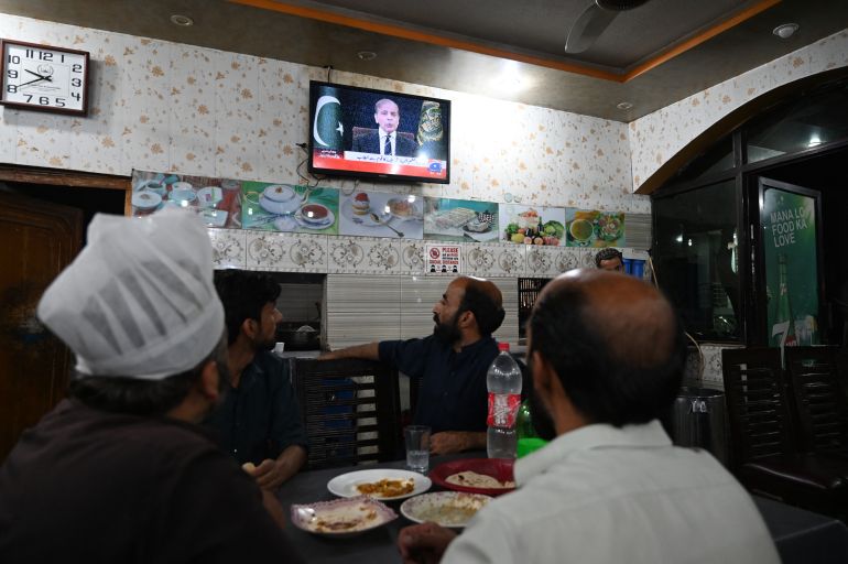 هل أنقذت إدارة ترامب العالم من كارثة نووية بين الهند وباكستان؟ 6 People watch a television in a restaurant as Pakistan's Prime Minister Shehbaz Sharif addresses the nation, in Islamabad on May 7, 2025. India and Pakistan exchanged heavy artillery along their contested frontier on May 7, after New Delhi launched deadly missile strikes on its arch-rival in the worst violence between the nuclear-armed neighbours in two decades. (Photo by Aamir QURESHI / AFP)