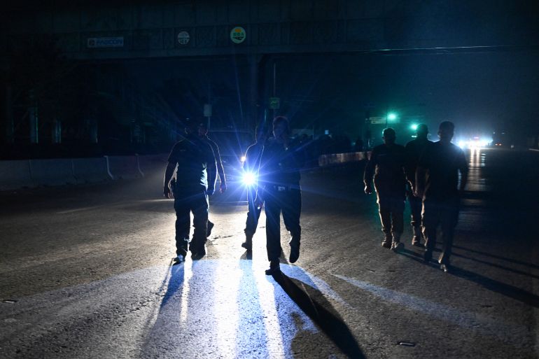 هل أنقذت إدارة ترامب العالم من كارثة نووية بين الهند وباكستان؟ 5 Security personnel cordon off a road near Nur Khan military airbase after Indian strikes in Rawalpindi on May 10, 2025. Pakistan's military on May 10 said India launched another wave of missiles targeting three air bases -- including one on the outskirts of the capital -- as the conflict between the nuclear-armed neighbours spiralled toward full-blown war. (Photo by Aamir QURESHI / AFP)