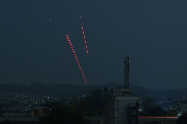 هل أنقذت إدارة ترامب العالم من كارثة نووية بين الهند وباكستان؟ 4 Trails from an Indian air defence system are seen above Jammu during a Pakistani strike on May 9, 2025. The Indian army on May 10 reported fresh Pakistani attacks along the border with its arch-foe as the conflict between the nuclear-armed neighbours spiralled. (Photo by Rakesh BAKSHI / AFP)