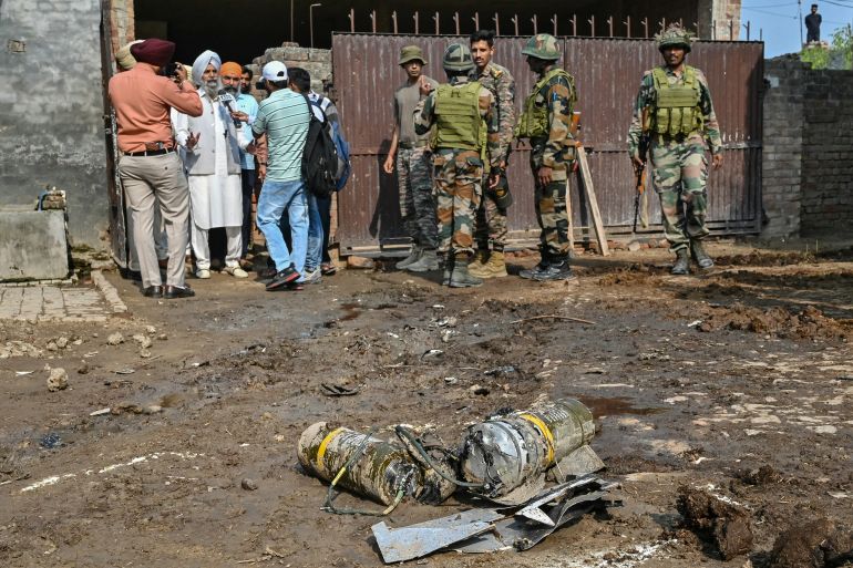 هل أنقذت إدارة ترامب العالم من كارثة نووية بين الهند وباكستان؟ 2 Indian army personnel stand next to explosives, carried by a drone, after it was intercepted by the Indian air defence system, on the outskirts of Amritsar, on May 10, 2025. The Indian army on May 10 reported fresh Pakistani attacks along the border with its arch-foe as the conflict between the nuclear-armed neighbours spiralled. (Photo by Narinder NANU / AFP)