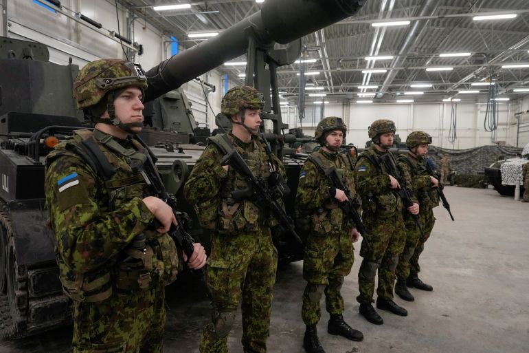شبح "الرجال الخضر الصغار" يخيم على دول البلطيق 4 UK and Baltic defence ministers meet in Estonia to discuss providing heavy weaponry to Ukraine Estonian NATO troops stand in line during a news conference of British Secretary of State for Defence Ben Wallace, Baltic defence ministers and representatives from other NATO members in Tapa Army Base, Estonia, January 19, 2023. REUTERS/Ints Kalnins DATE 19/01/2023 SIZE 5500 x 3667 SOURCE REUTERS/Ints Kalnins