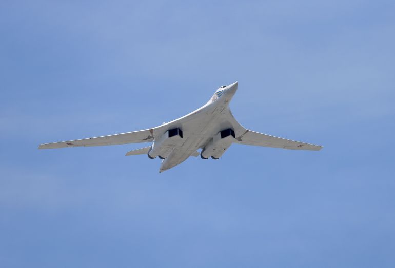 ما هي الأسلحة النووية التي تمتلكها روسيا إذا قررت ضرب أوكرانيا؟ 1 A Tupolev Tu-160 Blackjack strategic bomber flies over the Red Square during the Victory Day parade in Moscow