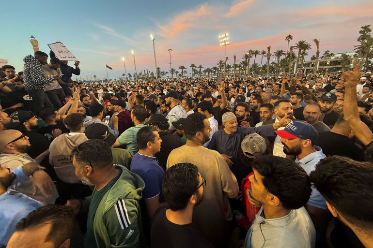 في أول كلمة له بعد اشتباكات طرابلس.. الدبيبة: المجموعات المسلحة تغوّلت 1 Demonstrators demand the overthrow of the Libya's Government of National Unity headed by Abdulhamid al-Dbeibah, in Martyrs' Square in Tripoli, Libya. May 16, 2025. REUTERS/Ayman al-Sahili