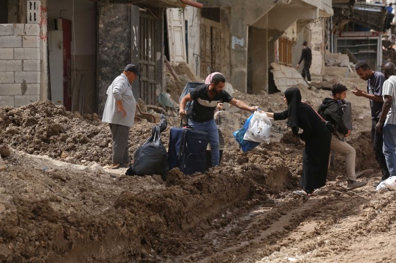 فايننشال تايمز: هكذا نقلت إسرائيل حربها إلى الضفة الغربية 2 TULKARM, WEST BANK - MAY 02: Palestinians rush to their homes, to take what they could carry and left the area, on May 02, 2025 in Tulkarm