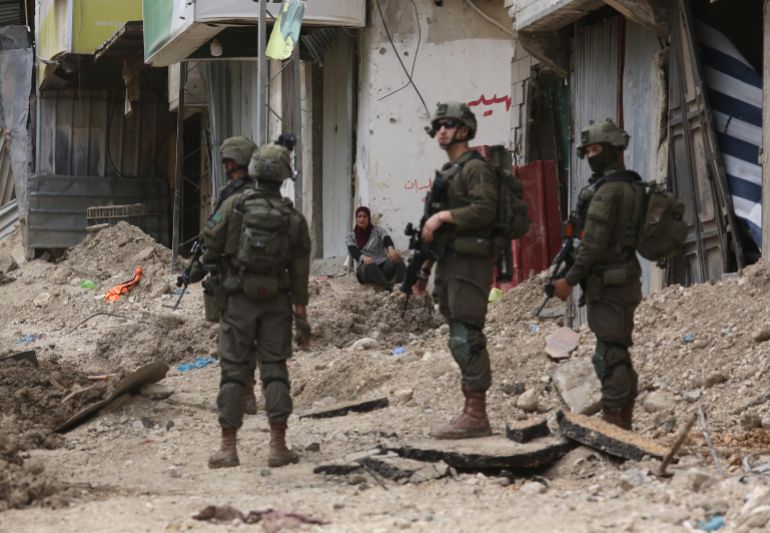 فايننشال تايمز: هكذا نقلت إسرائيل حربها إلى الضفة الغربية 1 TULKARM, WEST BANK - MAY 02: Palestinians rush to their homes, to take what they could carry and left the area, on May 02, 2025 in Tulkarm, West Bank. The Israeli army notified the owners of 106 Palestinian homes in the West Bank city of Tulkarm and the Nur Shams Refugee Camp, east of the city, that it would demolish them. It was stated that Israeli forces are carrying out 'military purposes' in the areas where Palestinian houses are located and therefore warned the owners to evacuate their belongings. ( Nedal Eshtayah - Anadolu Agency )