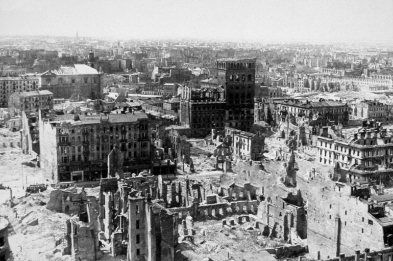 بالصور.. كيف محَت الحرب العالمية الثانية خرائط اليابان وأوروبا؟ 8 The ruins of Warsaw after a sustained German attack. (Photo by Keystone/Getty Images)
