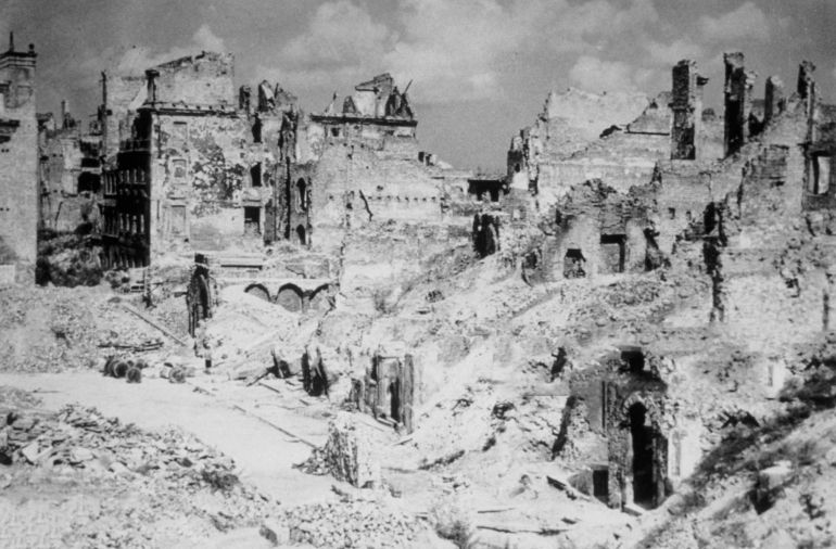 بالصور.. كيف محَت الحرب العالمية الثانية خرائط اليابان وأوروبا؟ 9 circa 1945: Warsaw, in Poland, in ruins after the end of World War II. Part of the city had been turned into a Jewish ghetto by the Nazis, who later destroyed the entire ghetto and its inhabitants. (Photo by Keystone/Getty Images)