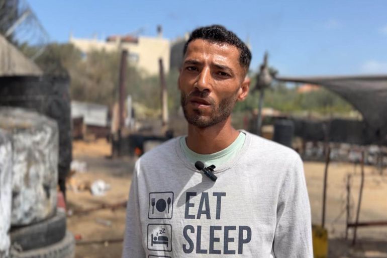 في زمن الحصار.. غزيون يشعلون الأمل بحرق النفايات البلاستيكية 3 المواطن محمد الشبراوي