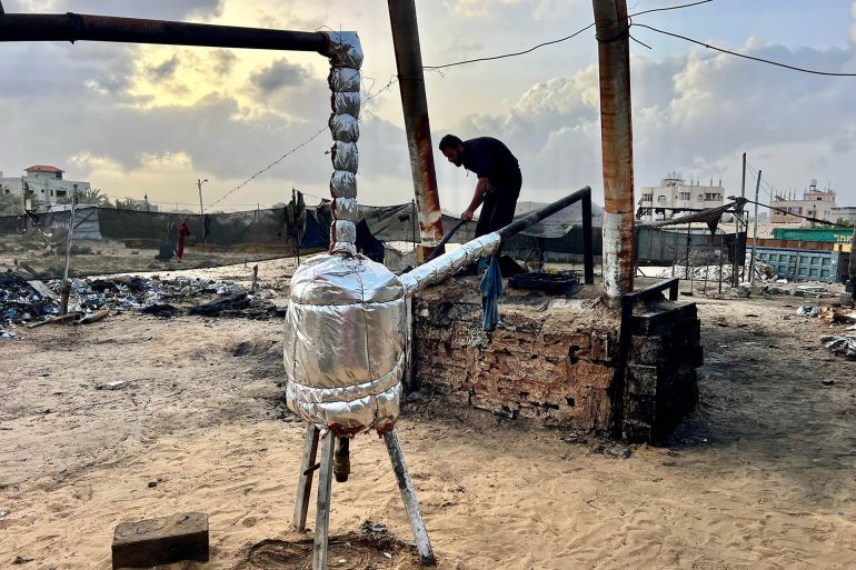 في زمن الحصار.. غزيون يشعلون الأمل بحرق النفايات البلاستيكية 1 استخراج الوقود من النفايات البلاستيكية