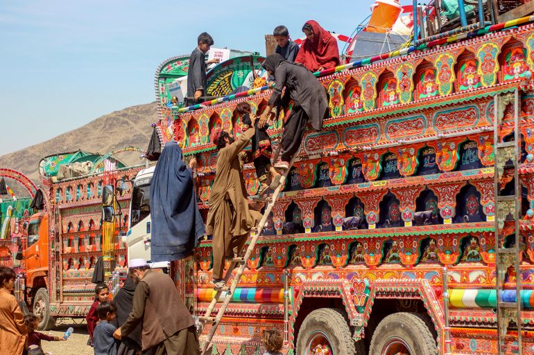 الهند والصين وباكستان والتنافس الشرس لكسب ود طالبان 1 Afghan refugees deported from Pakistan disembark a truck upon their arrival at a makeshift camp near the Afghanistan-Pakistan border in Torkham, Nangarhar province on April 7, 2025. Islamabad announced at the start of March that 800,000 Afghan Citizen Cards (ACC) would be cancelled -- the second phase of a deportation programme which has already forced 800,000 undocumented Afghans across the border. (Photo by AFP)