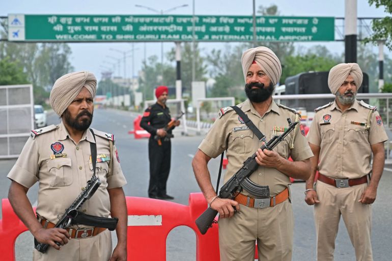 بالصور.. تصعيد جديد يعيد شبح المواجهة بين الهند وباكستان 11 Policemen stand guard on the entrance road of the Shri Guru Ram Das Ji International Airport on the outskirts of Amritsar on May 7, 2025.