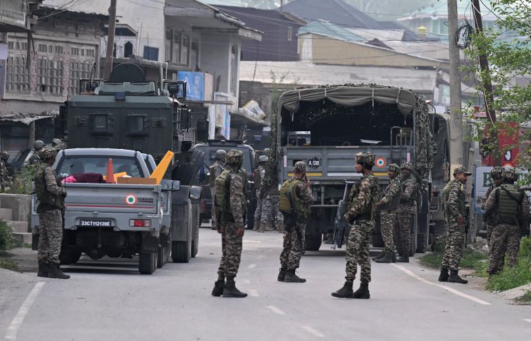 بالصور.. تصعيد جديد يعيد شبح المواجهة بين الهند وباكستان 2 Indian security personnel stand guard in Wuyan near Indian-administered Kashmir's main city of Srinagar on May 7, 2025.