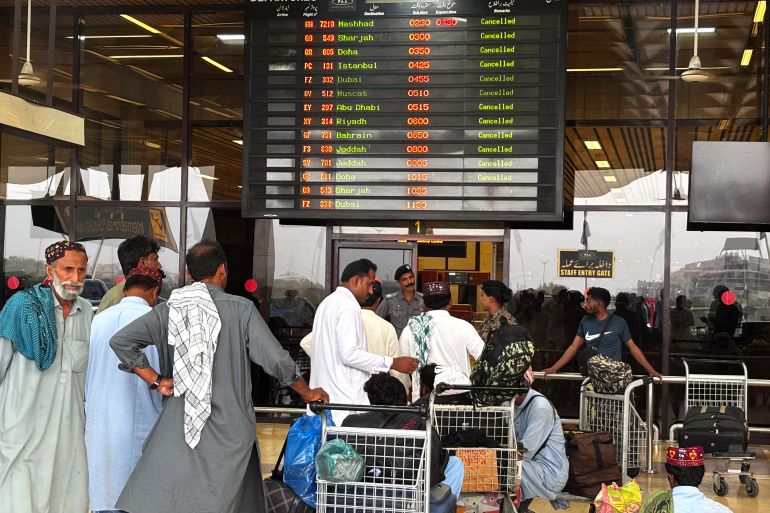 بالصور.. تصعيد جديد يعيد شبح المواجهة بين الهند وباكستان 9 Passengers wait at Jinnah International Airport after all domestic and international flights were cancelled in Karachi on May 7, 2025.