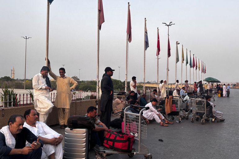 بالصور.. تصعيد جديد يعيد شبح المواجهة بين الهند وباكستان 10 Passengers wait outside at Jinnah International airport after all domestic and international flights were cancelled in Karachi on May 7, 2025.