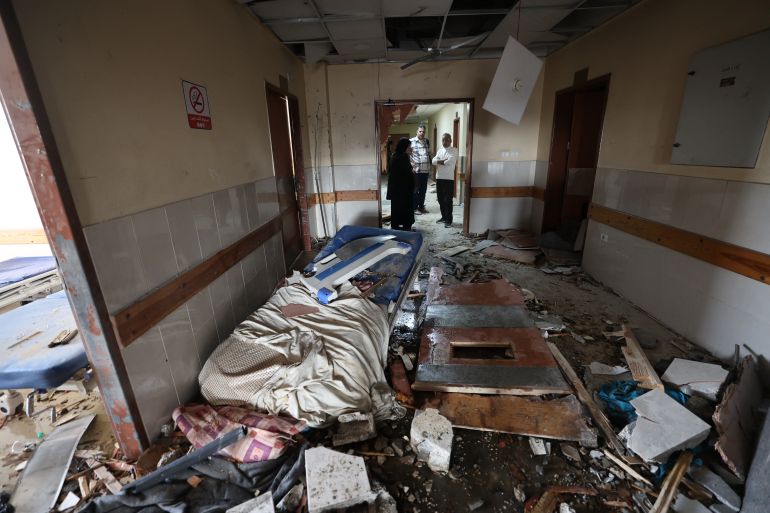 بالصور.. مستشفى ناصر الطبي يُقصف بمرضاه 6 TOPSHOT - Palestinians inspect the destruction inside Nasser hospital in Khan Yunis in the southern Gaza Strip following an Israeli strike early on May 13, 2025, in which Palestinian journalist Hassan Aslih was killed along with several others.