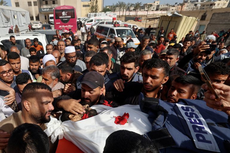 بالصور.. مستشفى ناصر الطبي يُقصف بمرضاه 3 EDITORS NOTE: Graphic content / Mourners bid farewell to Palestinian journalist Hassan Aslih, killed at dawn in an Israeli strike which hit the surgeries building at the Nasser hospital, during his funeral procession in Khan Yunis in the southern Gaza Strip on May 13, 2025.