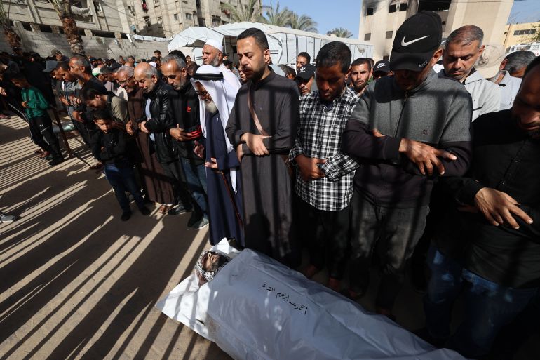 بالصور.. مستشفى ناصر الطبي يُقصف بمرضاه 2 EDITORS NOTE: Graphic content / Mourners pray over the body of Palestinian journalist Hassan Aslih, killed at dawn in an Israeli strike which hit the Nasser hospital in Khan Yunis, during his funeral in the southern Gaza Strip city on May 13, 2025.