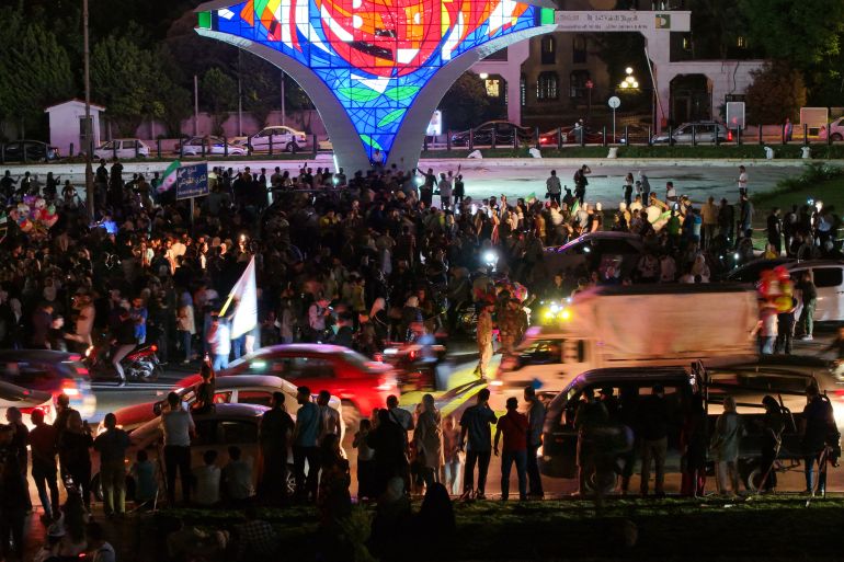 بالصور.. كيف تفاعل السوريون مع قرار رفع العقوبات الأميركية؟ 3 People celebrate in Damascus' Omeyyad square after US President Donald Trump's decision to lift sanctions in Syria, on May 13, 2025.