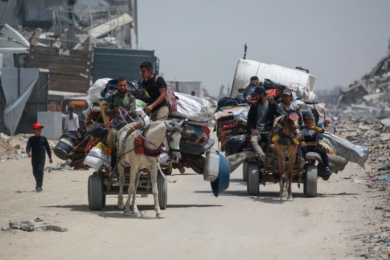 غزة تختنق.. جوع وموت ودمار في قبضة الاحتلال 6 Palestinians move with their belongings as they flee the northern cities of Jabalia and Beit Lahia Gaza Strip towards Gaza City amid continuous Israeli strikes in the besieged Palestinian territory on May 17, 2025. (Photo by Bashar TALEB / AFP)