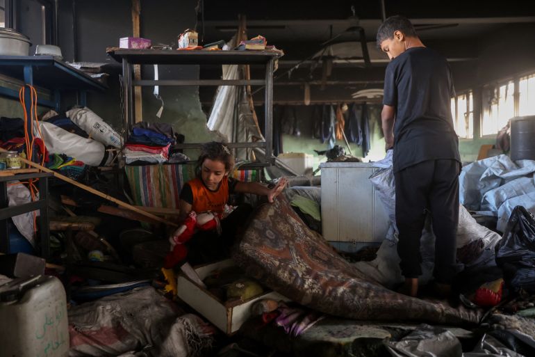 إسرائيل أحرقت النازحين نياما في مجزرة حي الدرج 7 Palestinian children look for salvageable items amid the debris after an Israeli airstrike hit the Mussa bin Nusseir UNRWA school, serving as a shelter for people who left their homes in the besieged Palestinian territory, in Gaza City's Daraj district on May 20, 2025.