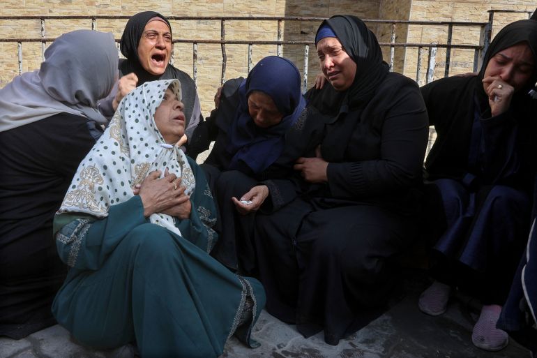 إسرائيل أحرقت النازحين نياما في مجزرة حي الدرج 4 Palestinian women bid farewell to loved ones at Gaza City's Al-Ahli Arab hospital, also known as the Baptist hospital, following an Israeli airstrike that hit an UNRWA school, serving as a shelter for people who left their homes in the besieged Palestinian territory, on May 20, 2025.