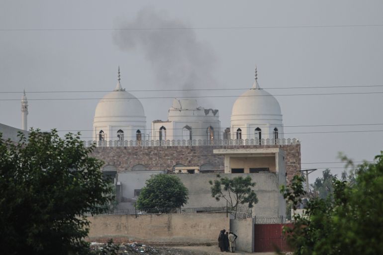 بالصور.. تصعيد جديد يعيد شبح المواجهة بين الهند وباكستان 3 Local residents stand outside a mosque of an Islamic seminary partially damaged by a suspected Indian missile attack, outskirts of Bahawalpur, Pakistan, Wednesday, May 7, 2025. (AP Photo/Asim Tanveer)