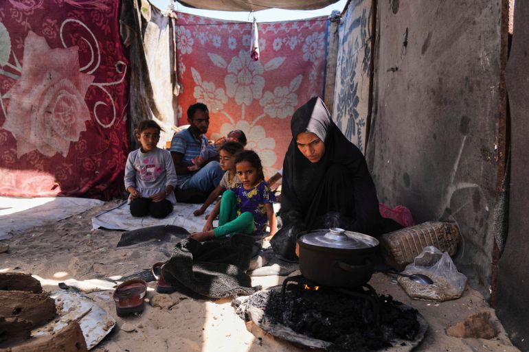 الغذاء العالمي محذرا: نسابق الزمن لوقف المجاعة بغزة 1 Nouf Al-Arja, 30, who suffers from malnutrition, cooks for her family inside their tent in a camp for displaced Palestinians in Muwasi, Khan Younis, Gaza, Wednesday, May 21, 2025. (AP Photo/Abdel Kareem Hana)