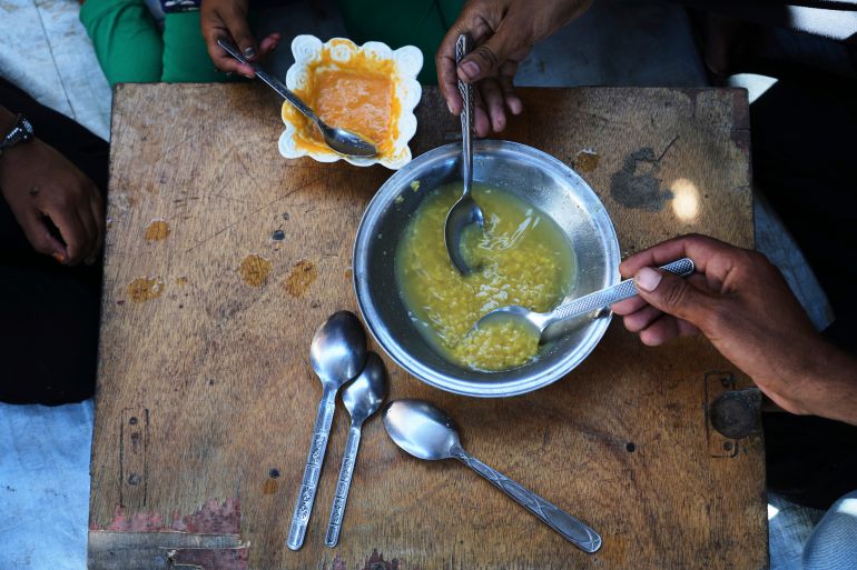 الغذاء العالمي محذرا: نسابق الزمن لوقف المجاعة بغزة 2 The Al-Arja family eats lentil soup inside their tent in a camp for displaced Palestinians in Muwasi, Khan Younis, Gaza, Wednesday, May 21, 2025. (AP Photo/Abdel Kareem Hana)