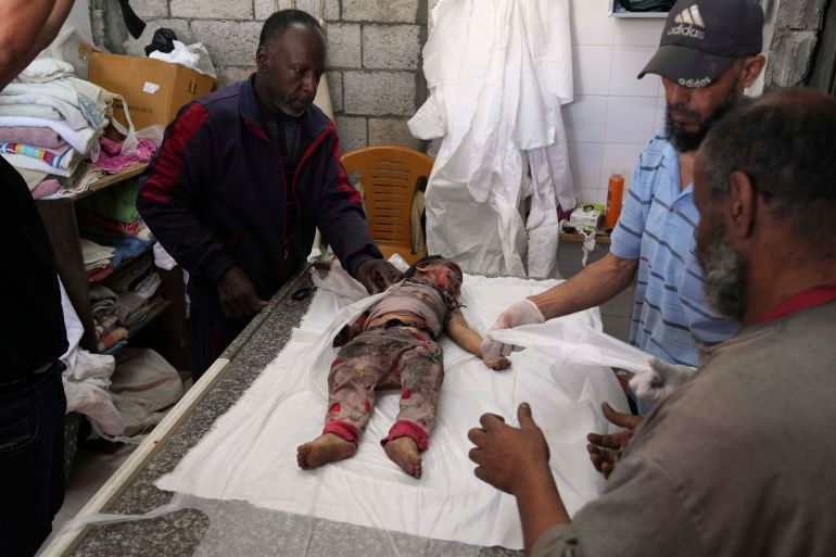 غضب دولي متصاعد من حرب الإبادة والتجويع في غزة 2 EDS NOTE: GRAPHIC CONTENT - The body of 2-year-old Farah Al Baz, a Palestinian child killed in an Israeli army airstrike that struck her family's home, is brought to Al-Aqsa Hospital in Deir al-Balah, Gaza, on Wednesday, May 21, 2025. (AP Photo/Abdel Kareem Hana)
