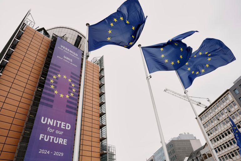 هواجس حرب عالمية ثالثة تسيطر على الأوروبيين وسط هشاشة قارتهم 2 European Union flags flap in the wind outside of EU headquarters in Brussels, Belgium, Tuesday, May 27, 2025. (AP Photo/Omar Havana)