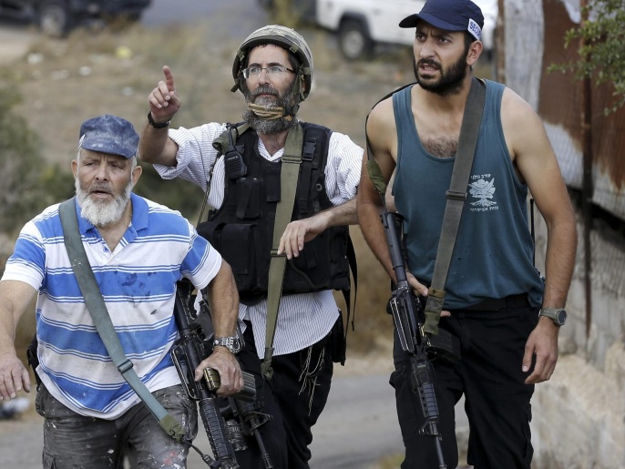استنكار الجنرال غولان لقتل أطفال غزة يوحّد ساسة إسرائيل 3 Israeli settlers gather at the scene of an attack in the West Bank settlement of Qiriat Arba, near Hebron, 09 October 2015. According to reports, a Palestinian man was shot and wounded after he stabbed an Israeli police officer. Violence has been ongoing in the region for weeks, focused on Jerusalem and nearby areas on the West Bank amid rising concerns the situation could lead to an even greater escalation if not scaled back soon.