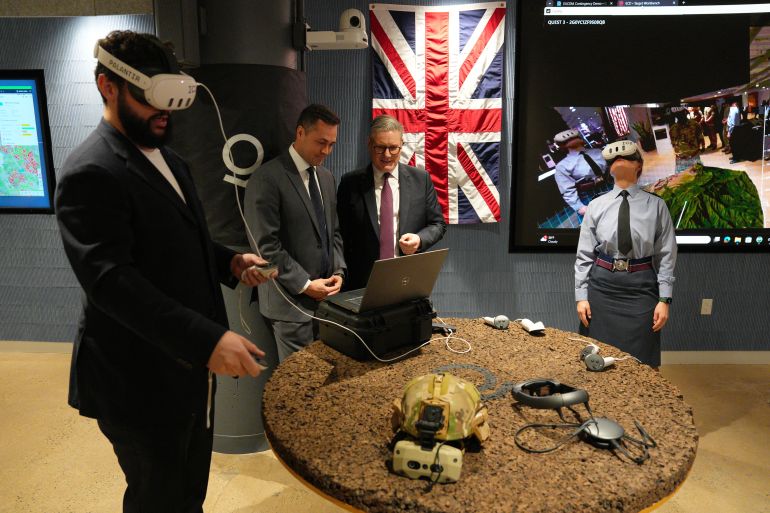 أوروبا تخوض سباق حواجز لإعادة التسلح 2 WASHINGTON, DC - FEBRUARY 27: UK Prime Minister Keir Starmer tours Palantir Technologies headquarters with company employees and British military personnel on February 27, 2025 in Washington, DC. British Prime Minister Keir Starmer is on his first visit to Washington since US President Donald Trump returned to the White House. Starmer's trip comes shortly after he announced an increase in UK defence spending, ostensibly as a signal to Trump that the UK is prepared to bolster Europe's security, and as he aims to broker a fair peace deal for Ukraine amid Trump's warming relations with Russia. Carl Court - Pool/Getty Images/AFP (Photo by CARL COURT / GETTY IMAGES NORTH AMERICA / Getty Images via AFP)