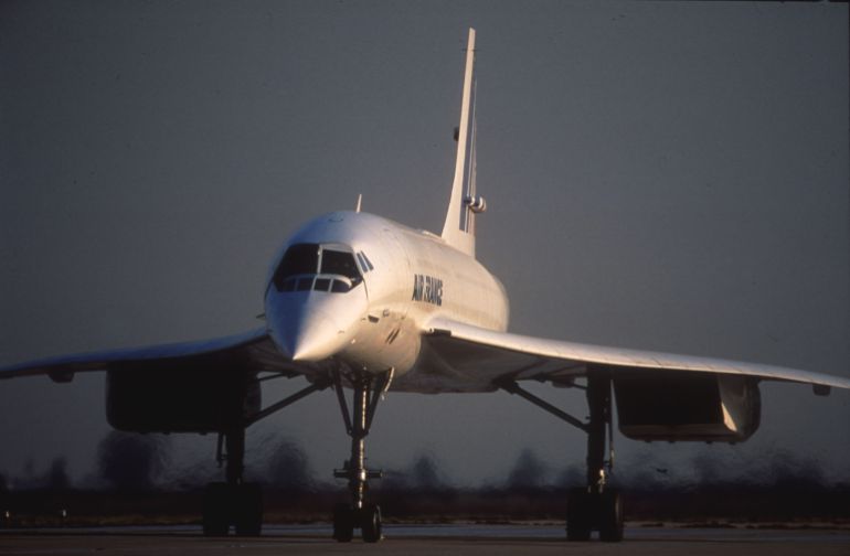 طائرة الكونكورد ضمن المآثر التاريخية في فرنسا 1 An Air France Concorde taxis on the run way in this December 1994 file photo. The first supersonic "Concordes" went into commercial service exactly twenty years ago on 21 January 1976, under the joint colours of Air France and British Airways