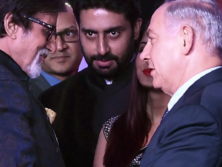 إسرائيل وكشمير.. خيوط العلاقة بين الصهيونية واليمين الهندوسي 1 Bollywood actor Amitabh Bachchan (L) speaks with Israeli Prime Minister Benjamin Netanyahu at the Shalom Bollywood event in Mumbai on 18 January