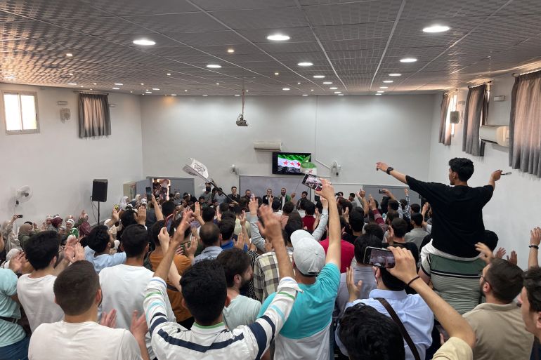 كانت الصلاة شبهة.. طلاب جامعة حماة يحتفلون بافتتاح أول مصلى 1 صور من فرح طلاب جامعة حماة في ممارسة حرية الشعائر الدينية-2