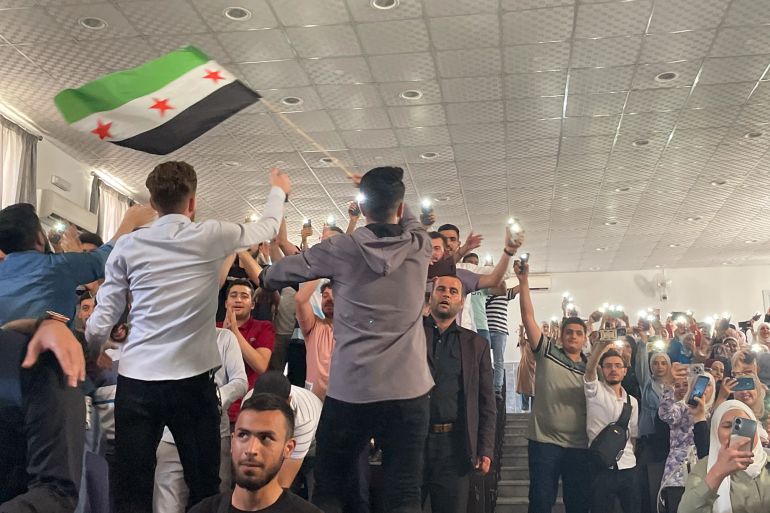 كانت الصلاة شبهة.. طلاب جامعة حماة يحتفلون بافتتاح أول مصلى 2 صور من فرح طلاب جامعة حماة في ممارسة حرية الشعائر الدينية-2