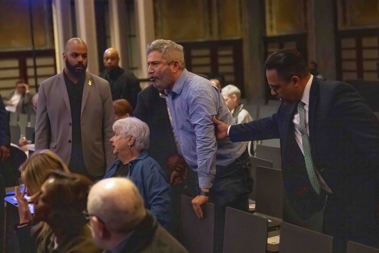 مؤيدون لفلسطين يحتجون ضد سيناتور أميركي أثناء حفل توقيع كتابه 2 NEW YORK, UNITED STATES - MAY 29: New York Public Library security remove a protestor from inside the venue as multiple demonstrators disrupted United States Senator Chuck Schumer’s book signing event inside New York Public Library in New York, U.S., May 29, 2025