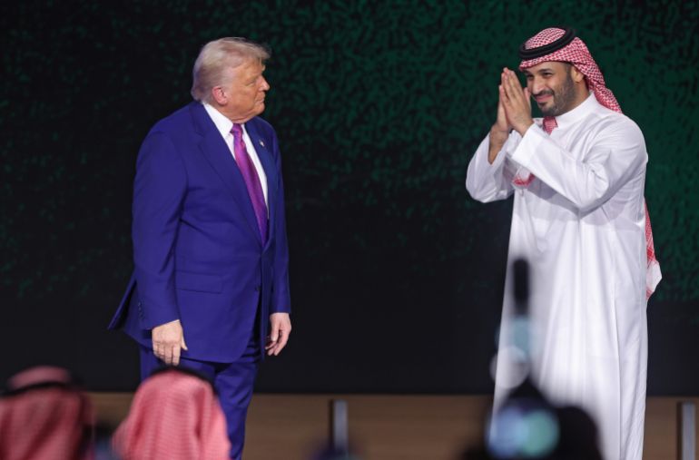 بالصور.. كيف تفاعل السوريون مع قرار رفع العقوبات الأميركية؟ 6 epa12096900 US President Donald Trump (L) and Saudi Crown Prince Mohammed bin Salman bin Abdulaziz Al Saud (R) attend the Keynote Address at the Saudi-US Investment Forum in Riyadh, Saudi Arabia, 13 May 2025. The forum is taking place during the state visit of US President Trump to Saudi Arabia on 13 May. EPA-EFE/ALI HAIDER