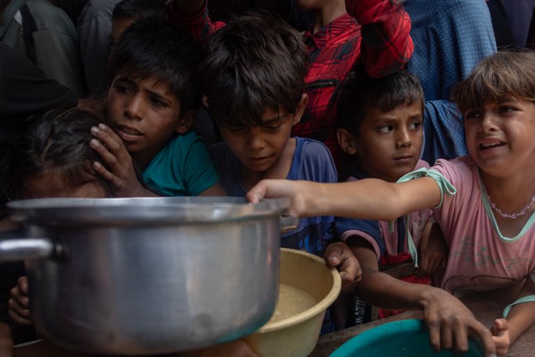 غزة تختنق.. جوع وموت ودمار في قبضة الاحتلال 2 epa12112766 Hundreds of internally displaced Palestinians gather outside a charity kitchen in Gaza city to receive limited food rations, 18 May 2025. Kitchen administrators warn their stocks would run out in two days due to the suspension of humanitarian aid entering the Gaza Strip. According to the UN half a million people, or one in five people in the Strip are facing starvation while the entire population of the Gaza Strip continues to face a critical risk of famine following 19 months of conflict, mass displacement and severe restrictions on humanitarian aid. EPA-EFE/HAITHAM IMAD