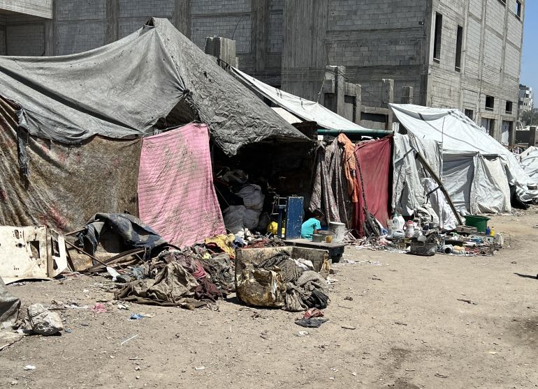فيديو.. قلق فلسطيني مضاعف من خطط احتلال غزة بالكامل 1 11-تحتضن طفلة غزية لعبتها في محاولة للهروب من واقعها البائس والمخيف
