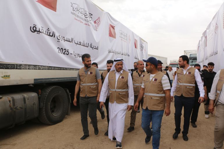 مؤسسة حمد بن خليفة الخيرية تطلق حملتها الإغاثية الأولى في سوريا 1 جولة الهاجري على الشاحنات بعد وصولها للداخل السوري 3