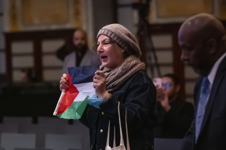 مؤيدون لفلسطين يحتجون ضد سيناتور أميركي أثناء حفل توقيع كتابه 1 NEW YORK, UNITED STATES - MAY 29: New York Public Library security remove a protestor from inside the venue as multiple demonstrators disrupted United States Senator Chuck Schumer’s book signing event inside New York Public Library in New York, U.S., May 29, 2025