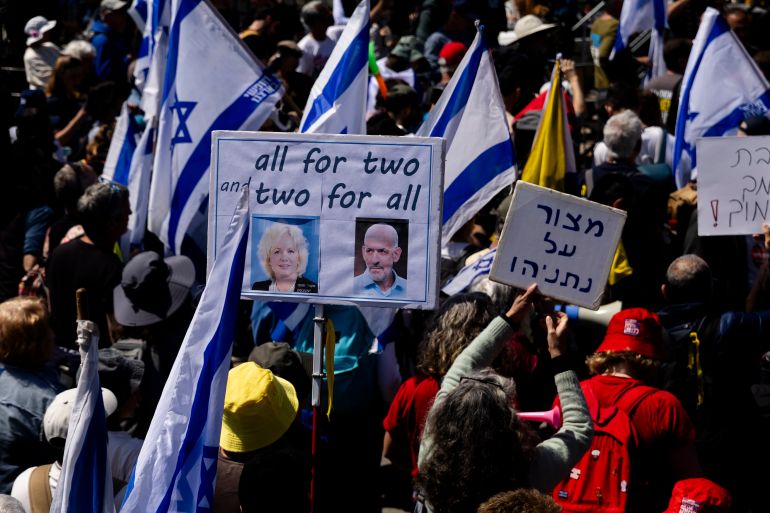 الاستجواب المضاد.. نتنياهو يواجه السجن أو العزل أو التعذر 3 JERUSALEM, ISRAEL - MARCH 23: Protesters hold signs with photos of attorney general Gali Baharav Miara and Israel's intelligence Director Ronen Bar during a protest against the Israeli government outside the Prime Minister's office on March 23, 2025 in Jerusalem. Israelis are taking to the streets calling for a new ceasefire in Gaza and to protest against what they consider to be an attack on the country's democracy by the rightwing coalition of Benjamin Netanyahu's government. (Photo by Amir Levy/Getty Images)